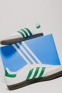 Adidas Samba Sneaker mit gr&uuml;nen Streifen auf einer Adidas Schuhbox