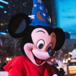Micky Mouse in einer Stadt bei Nacht