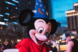 Micky Mouse in einer Stadt bei Nacht