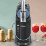 Ninja Slushi FS301EU Maschine mit Frozen Cocktails und Eiskaffee auf einem Tisch in Deutschland