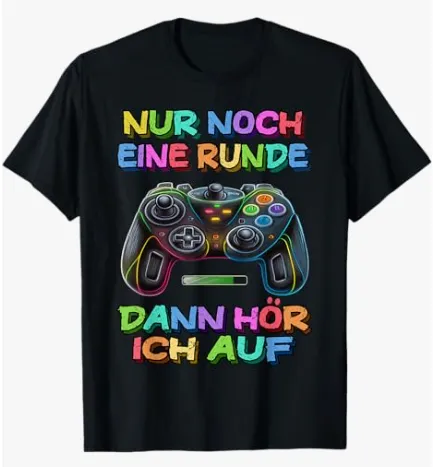 Schwarzes T-Shirt mit bunter Aufschrift ‚Nur noch eine Runde, dann hör ich auf‘ und Spiele-Controller – gesehen auf der Gamescom 2025