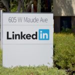Ein LinkedIn-Schild vor einem Gebäude, das die Adresse 605 W Maude Ave zeigt.