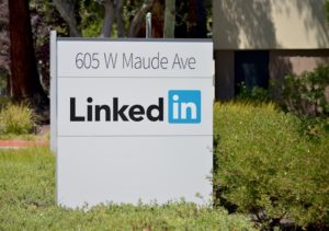 Ein LinkedIn-Schild vor einem Gebäude, das die Adresse 605 W Maude Ave zeigt.