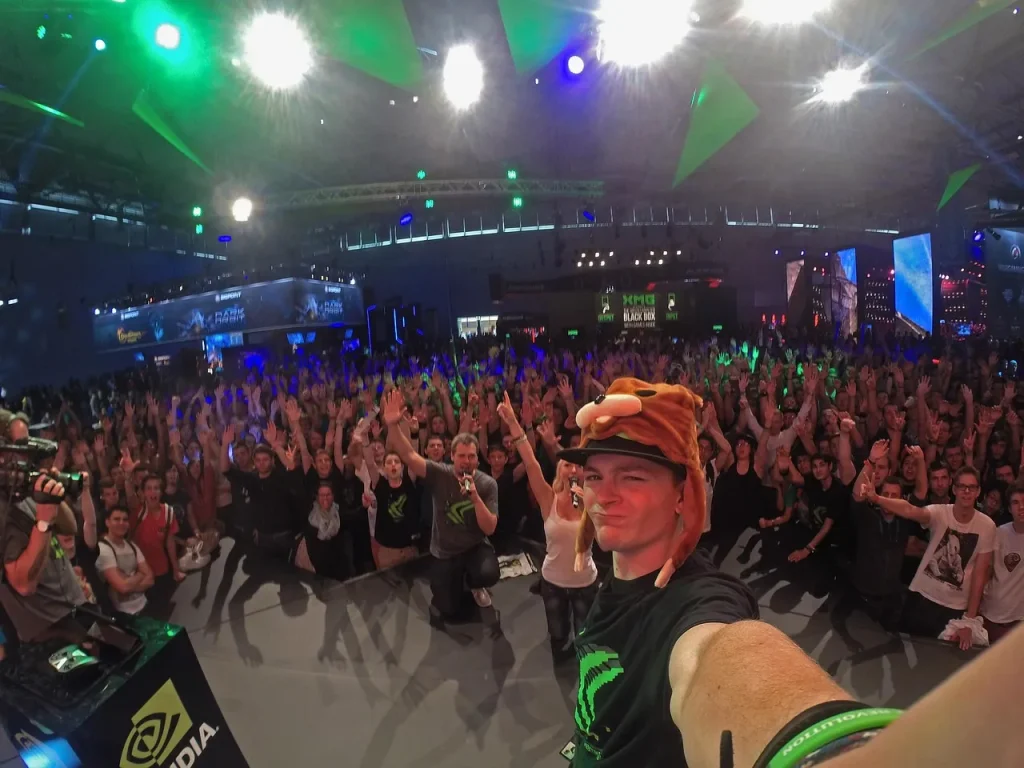 Besucher:innen auf der Gamescom 2025 in Köln – volle Messehalle mit Gaming-Fans bei einer Live-Präsentation