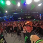 Besucher:innen auf der Gamescom 2025 in Köln – volle Messehalle mit Gaming-Fans bei einer Live-Präsentation