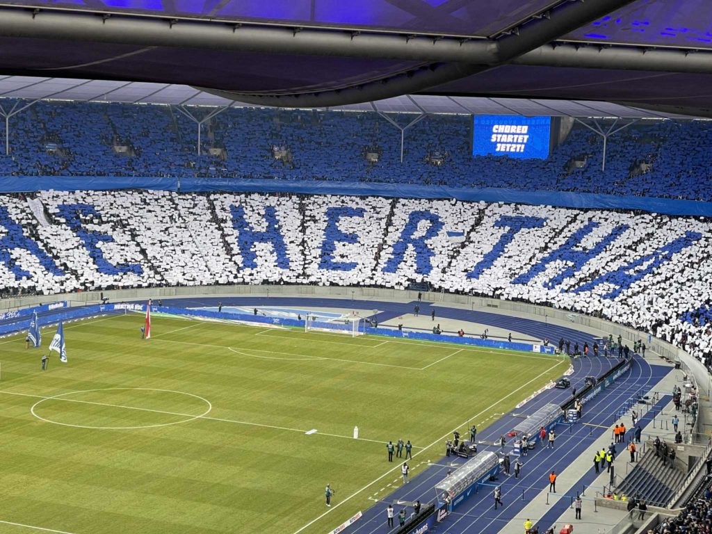 Hertha-BSC-Choreografie im Olympiastadion mit blau-weißen Farben, Symbol für die Fankultur, die Kay Bernstein als Präsident prägte.