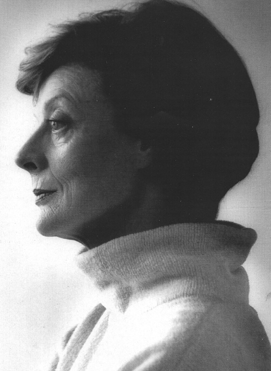 Schwarzweiß-Profilporträt von Schauspielerin Maggie Smith im Rollkragenpullover – Aufnahme aus dem Theaterstück „Three Tall Women“, London 1995.